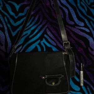 Black leather shoulder bag with zipper closure and adjustable straps